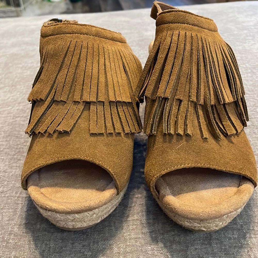 Minnetonka fringe espadrilles wedge shoe. NWOT. Size 9